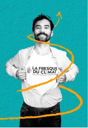 Ein Foto eines Mannes, der ein Hemd aufknöpft und darunter ein T-Shirtträgt, auf dem steht: "la fresque du climat".