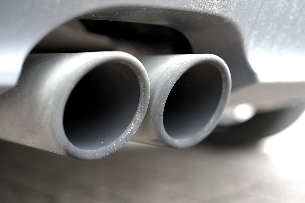 Imagem de um par de tubos de escape, em grande plano, de um carro agasóleo.
