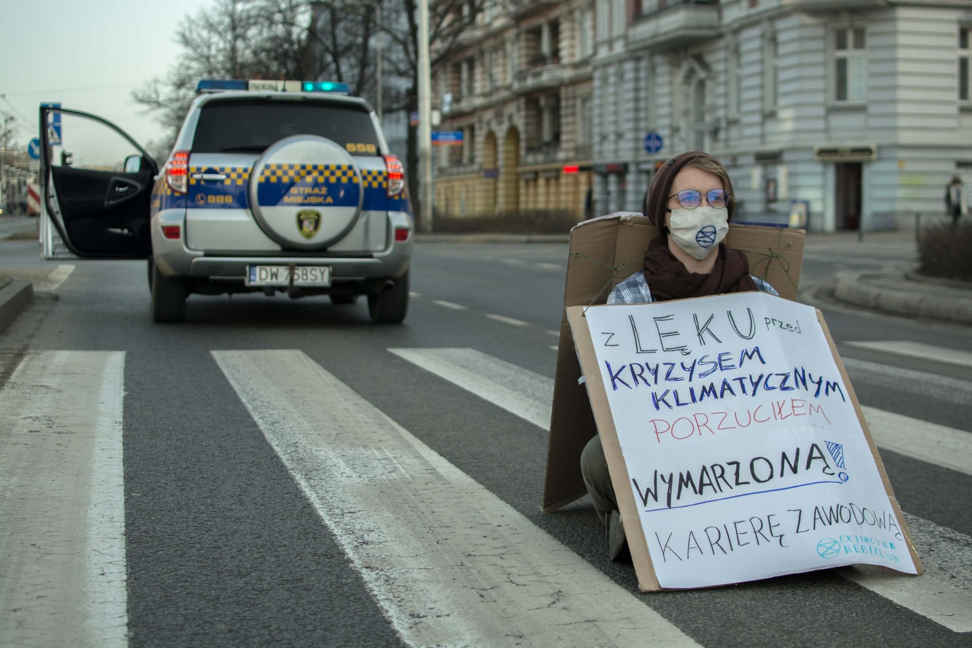 Rebelie pro jednoho ve Vratislavi. Rebelové samotáři (spolu se skrytýmipodpůrnými týmy) blokovali silnice po celém Polsku. Banner: "Úzkost zklimatické krize mě donutila vzdát se svých snů". Photo: cyjon & AlicjaKozuchowska