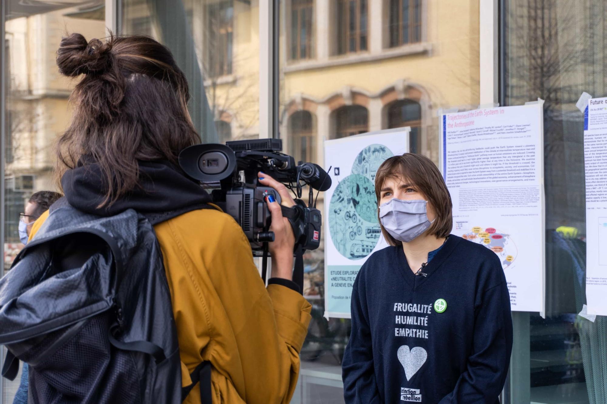 Vědkyně a vědci ve švýcarské Ženevě polepují svoji univerzitu vědeckýmistudiemi.
