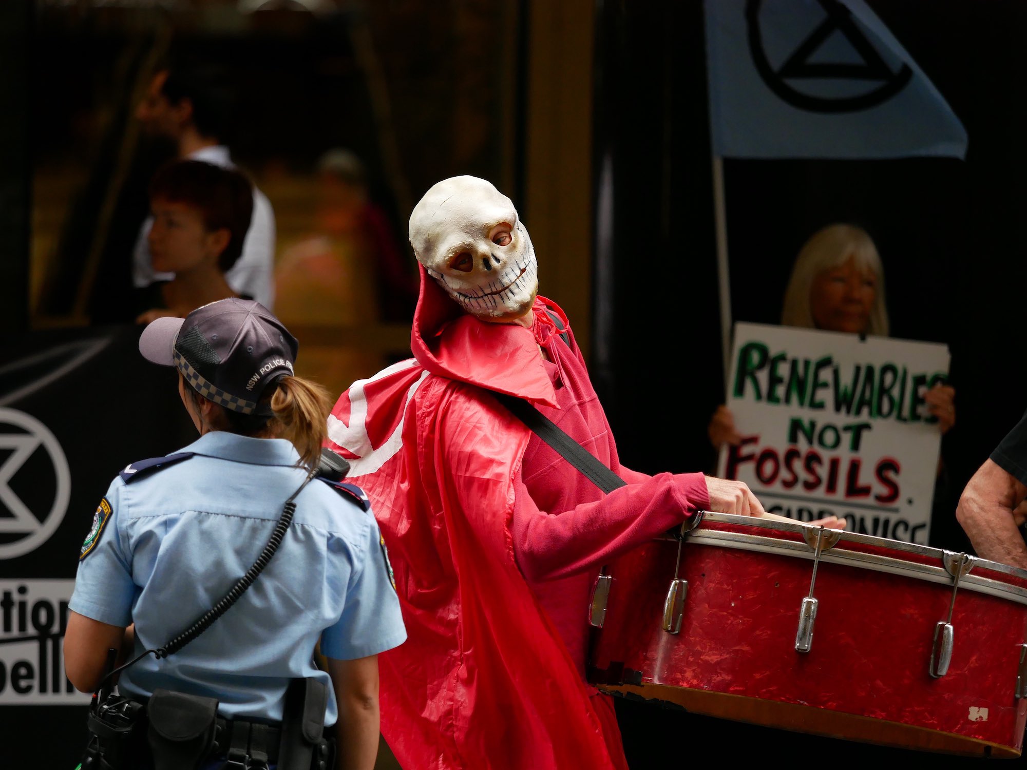 Sydney, Austrálie. Rebelky a rebelové blokují Australskou národní banku achtějí jí tak sdělit, že jim nemá kazitbudoucnost.