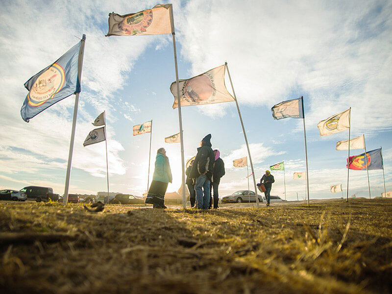 Flaggen sind am Oceti Sakowin Camp bei Cannonball, North Dakota,gehisst